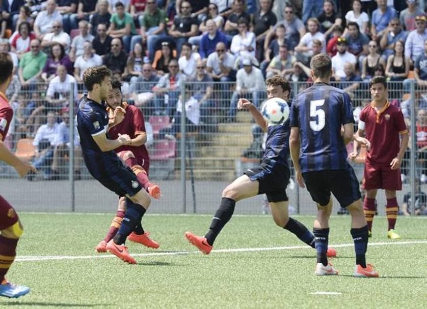 Adamo, centrocampista della Roma Primavera, segna il gol del 4-1 all&#39;Inter nei playoff. Ansa